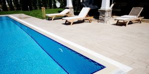 Cómo localizar una fuga de agua en la piscina
